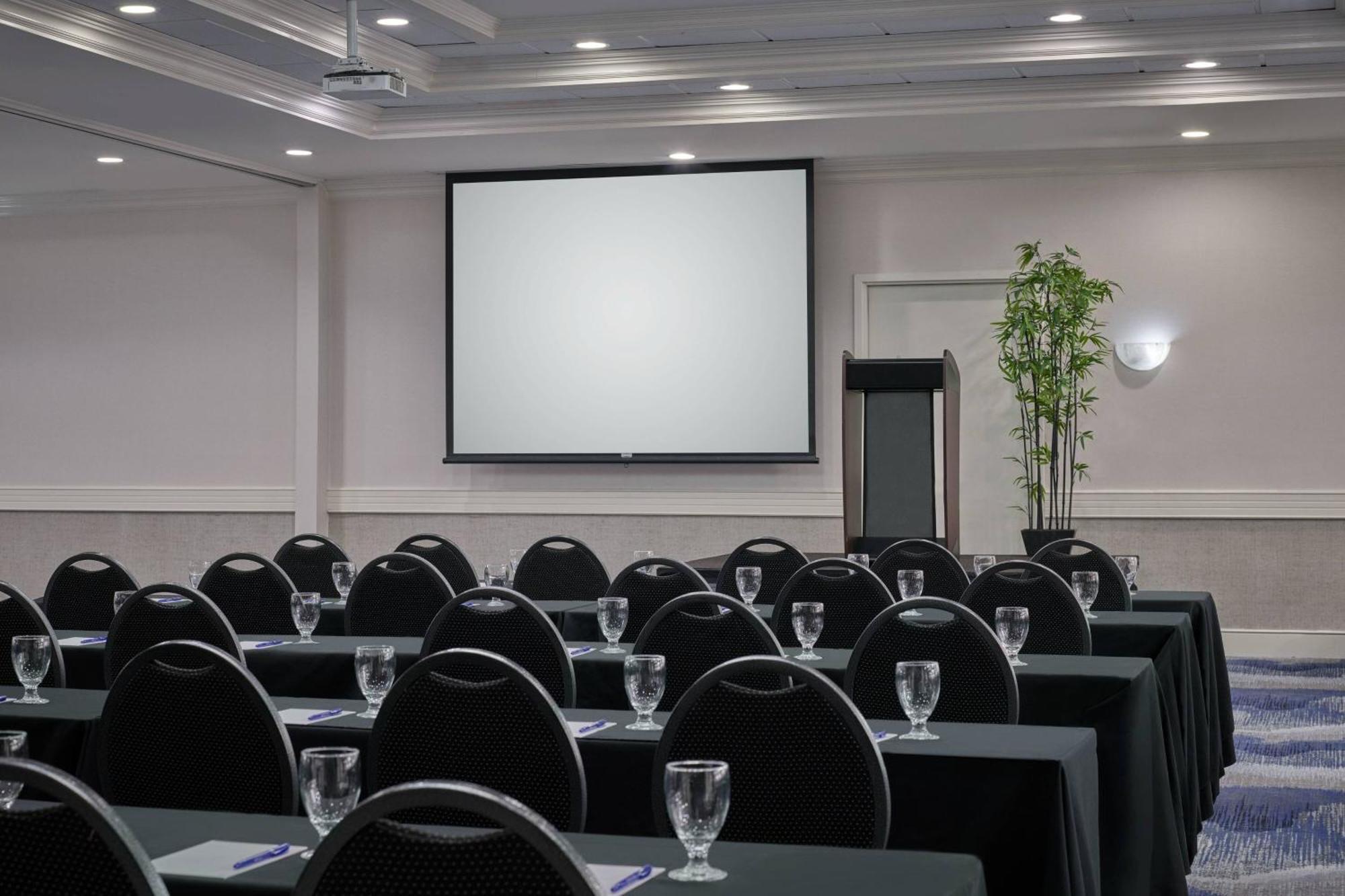 Delta Hotels By Marriott Muskegon Convention Center Εξωτερικό φωτογραφία